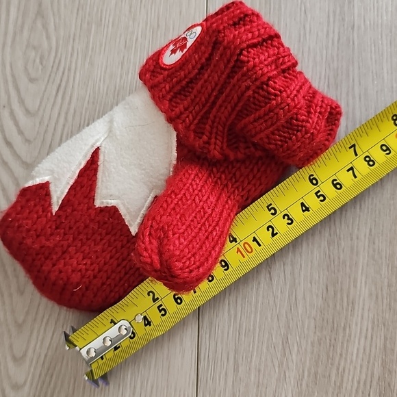 Hudson's Bay Canada Olympics Knit, Fleece Lined 'Red Mittens' Youth - Picture 9 of 9